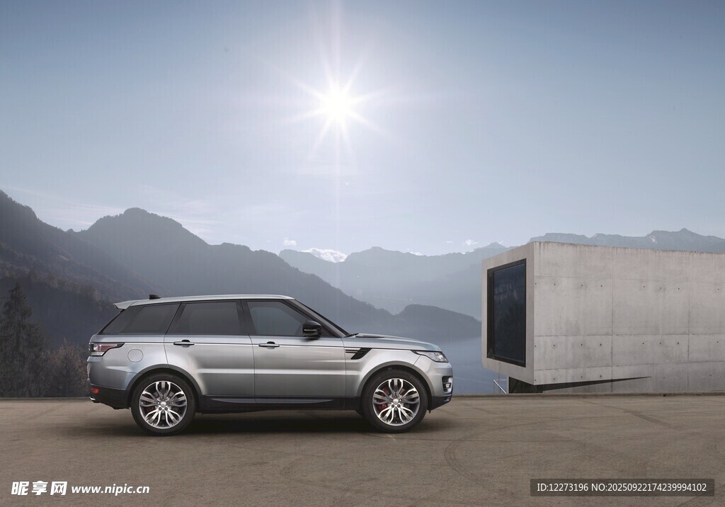 戶(hù)外曠野中的銀色SUV