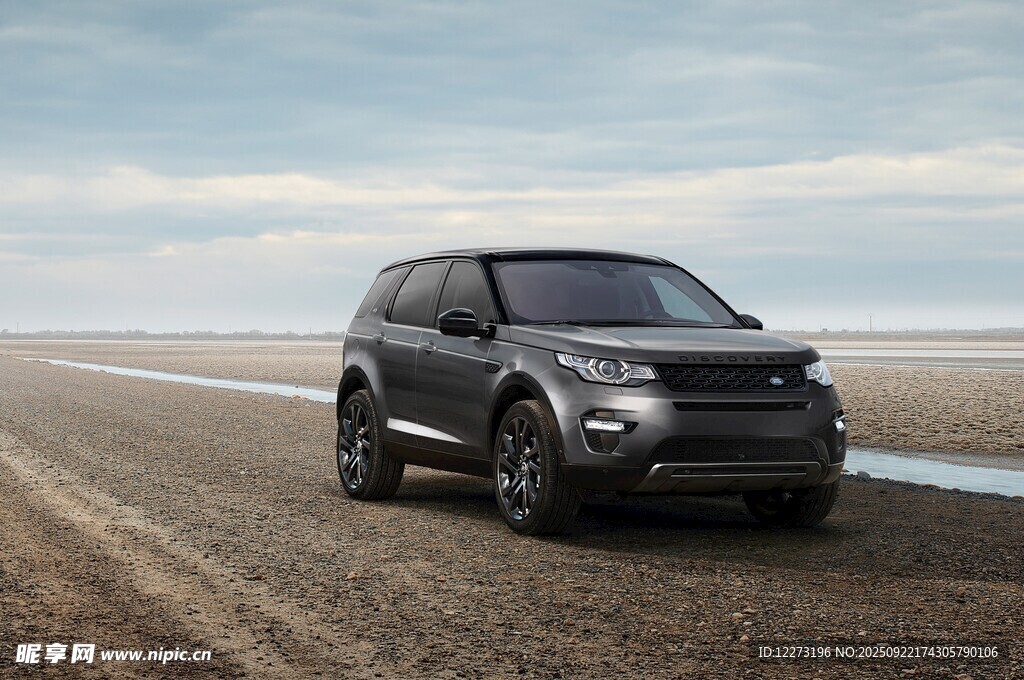 曠野中的黑色霸氣SUV