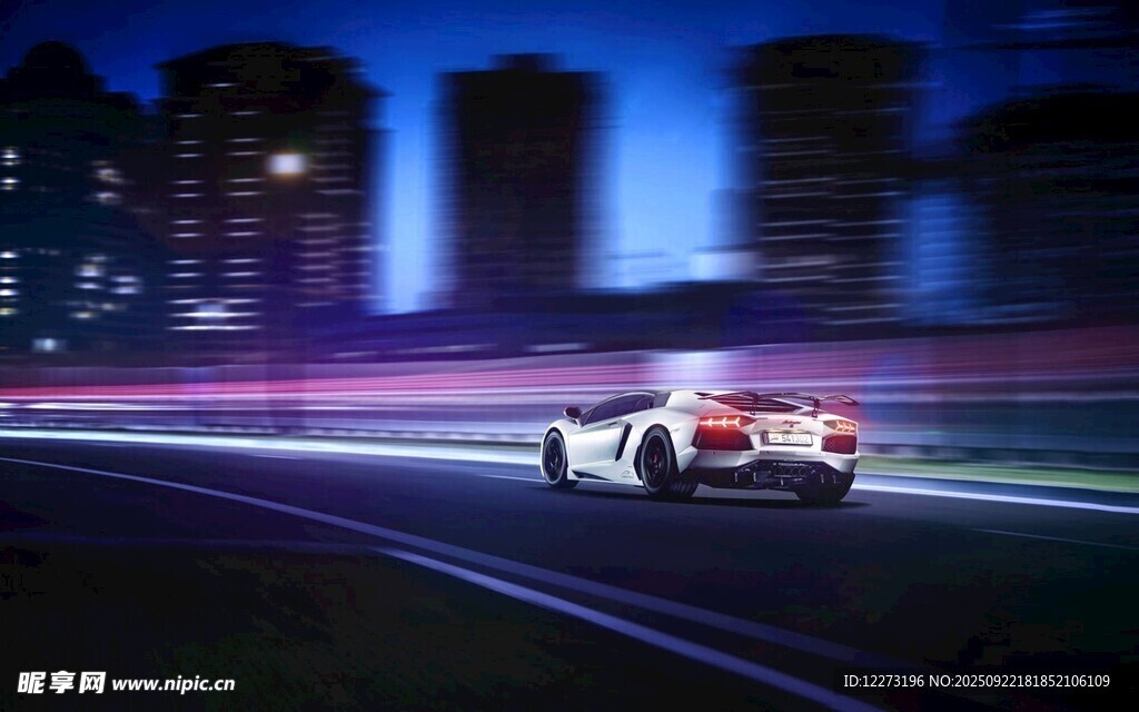 夜間賽道飛馳的炫酷賽車