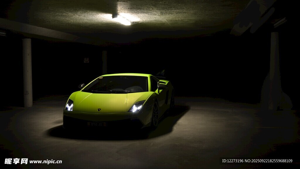 暗光下的炫酷綠色跑車