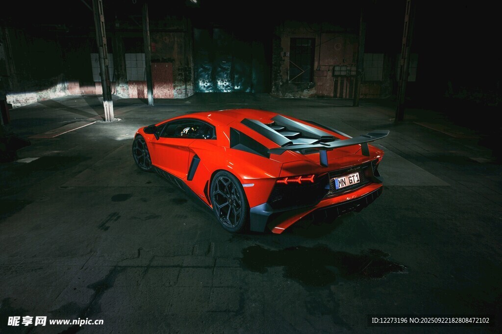 夜晚街頭的炫酷紅色跑車(chē)