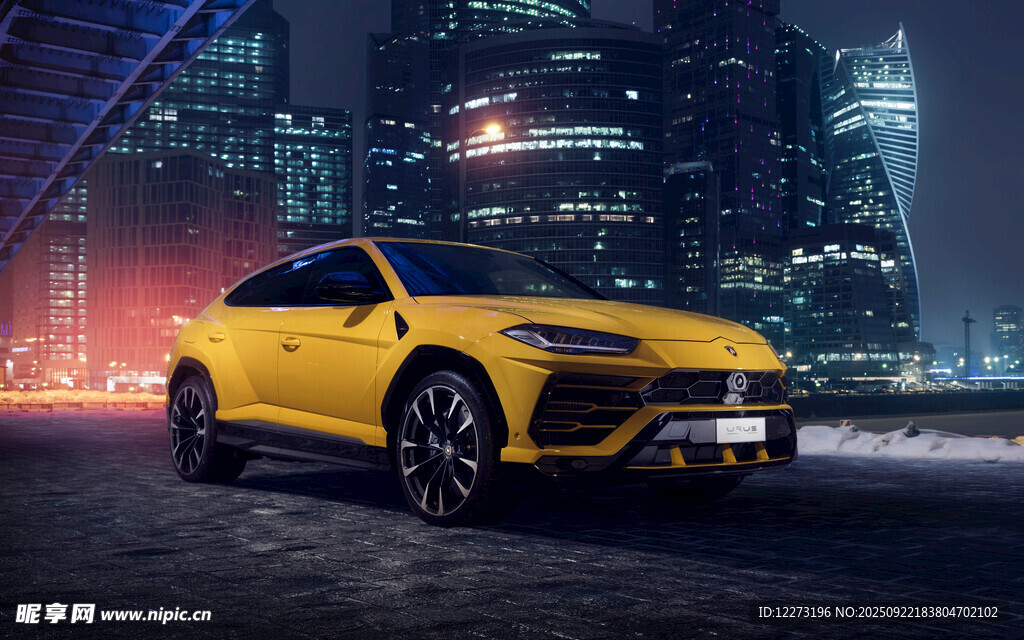 城市夜景中的黃色酷炫SUV