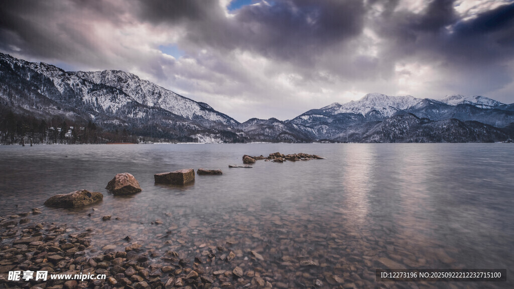 湖畔雪山 
