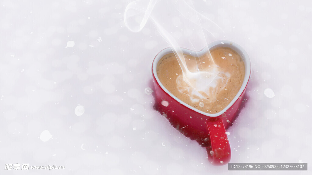 雪地中的心形拉花咖啡