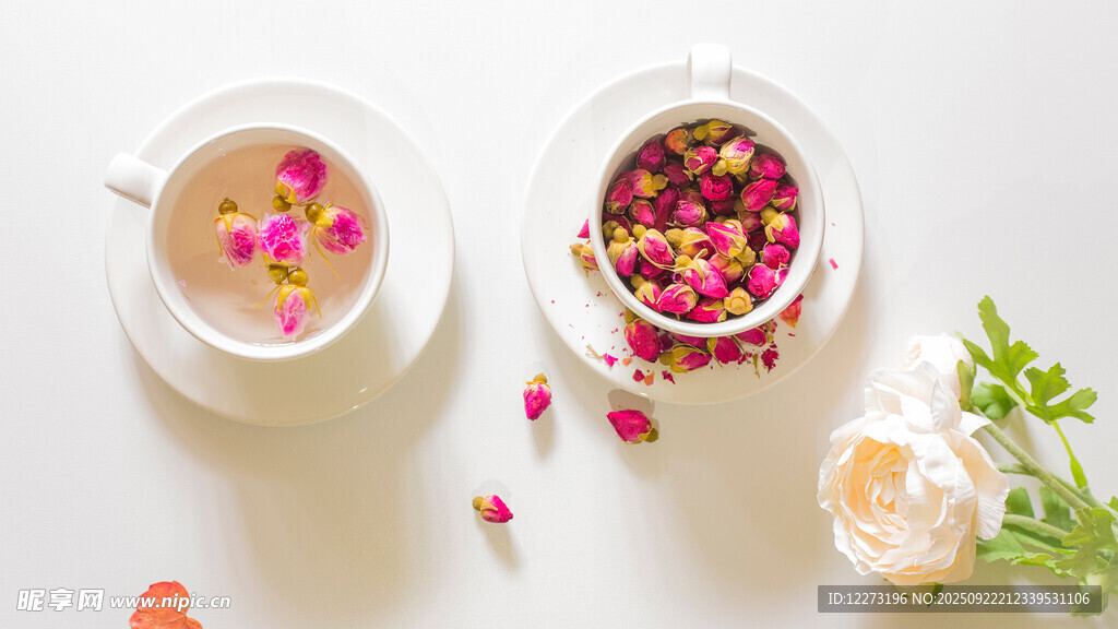 兩杯花茶與花卉裝飾