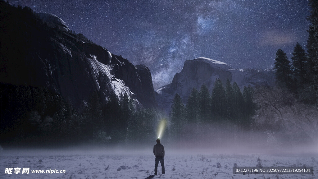 雪地中一人持燈仰望星空