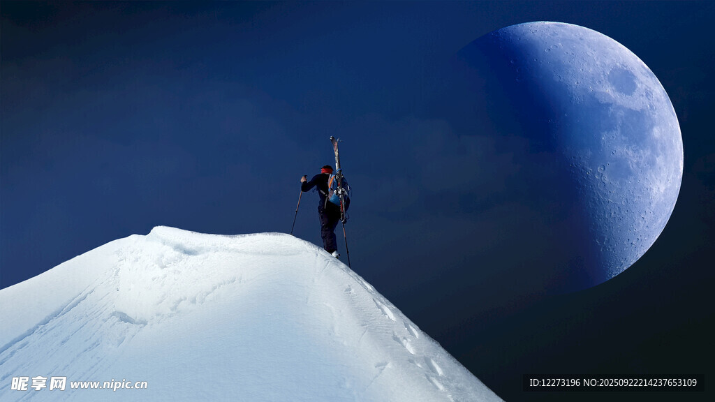 月夜登山者屹立雪峰之巔