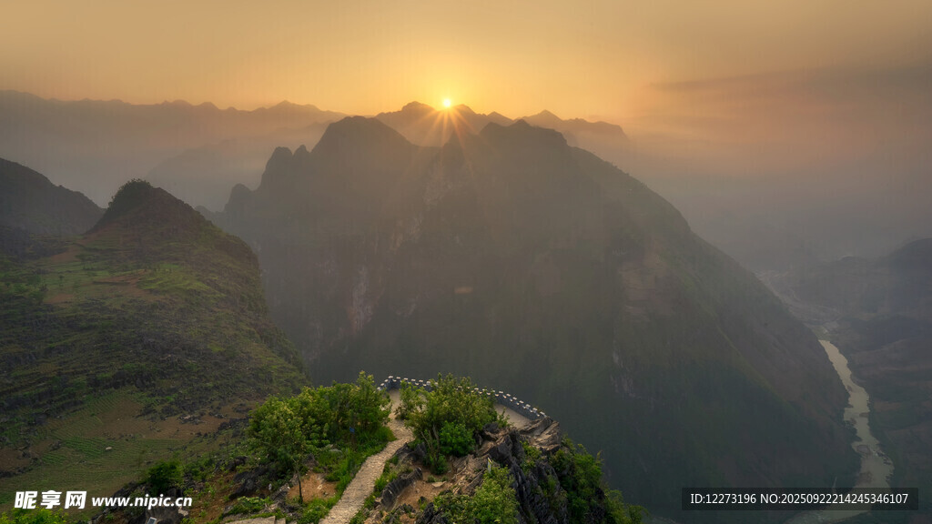 日出時分的壯麗山巒景色