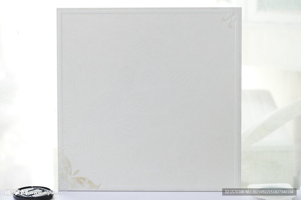 空白畫(huà)板與周邊物品