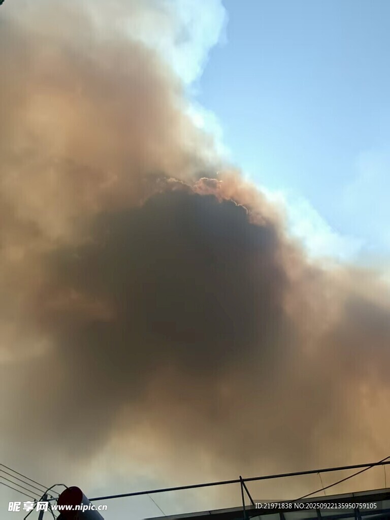 天空中彌漫的滾滾濃煙