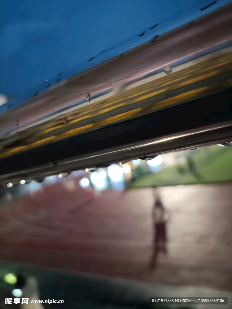 夜晚街頭獨自行走的身影