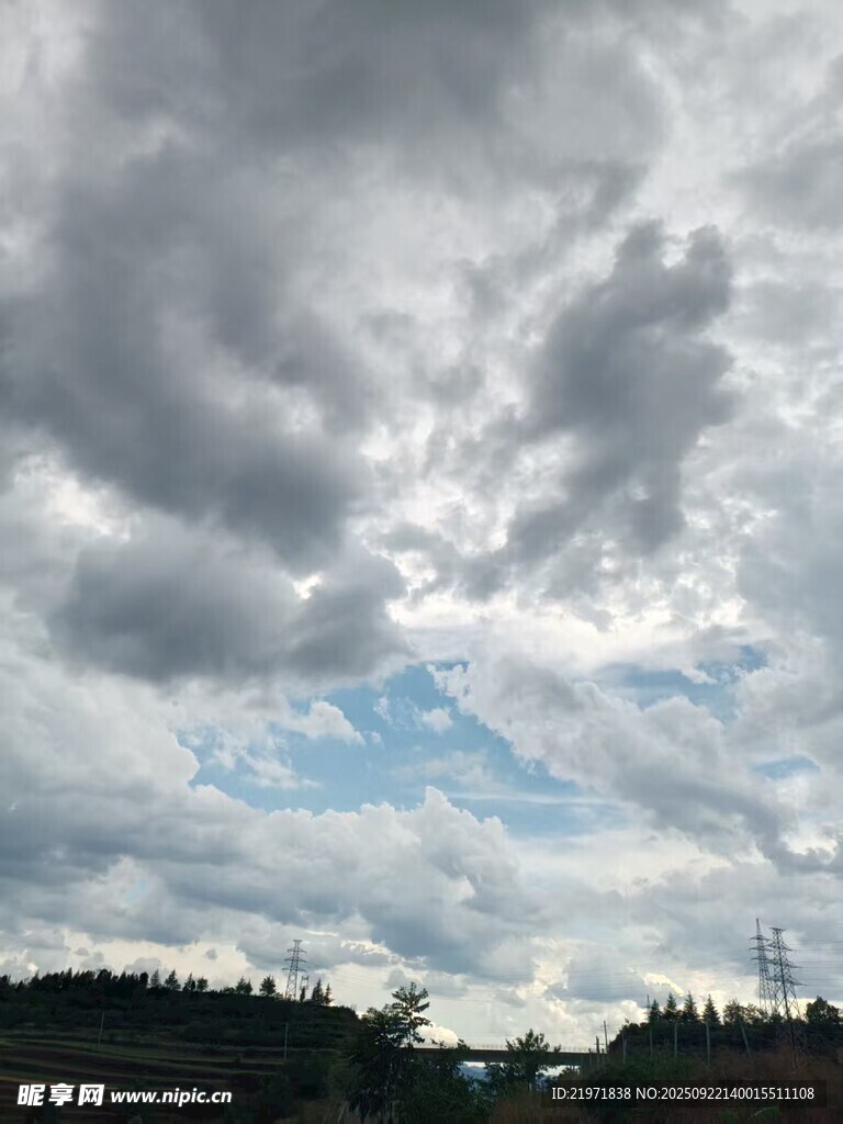 烏云密布的天空景象