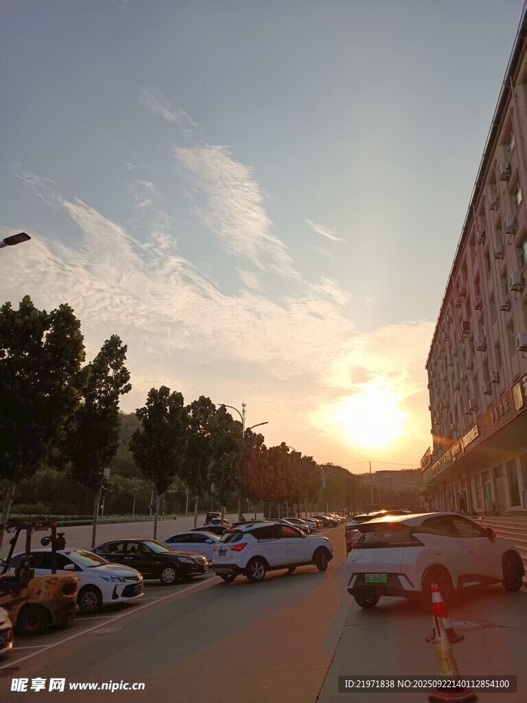 夕陽(yáng)下的城市街道停車(chē)景