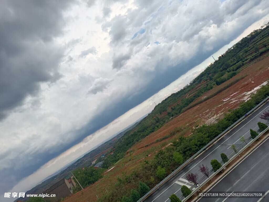 公路旁的開(kāi)闊風(fēng)景
