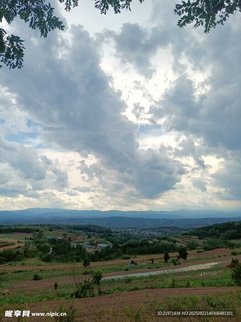 田園風(fēng)光中的多云天空