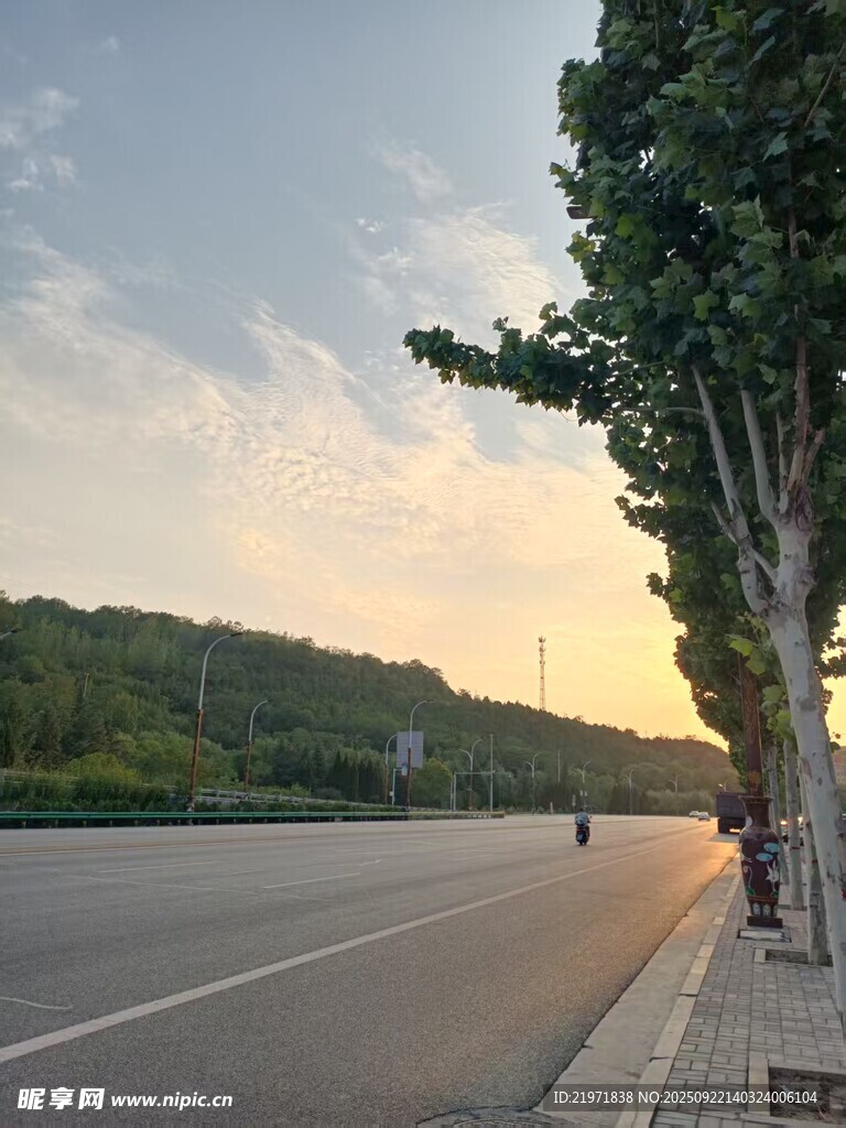 黃昏下的靜謐公路
