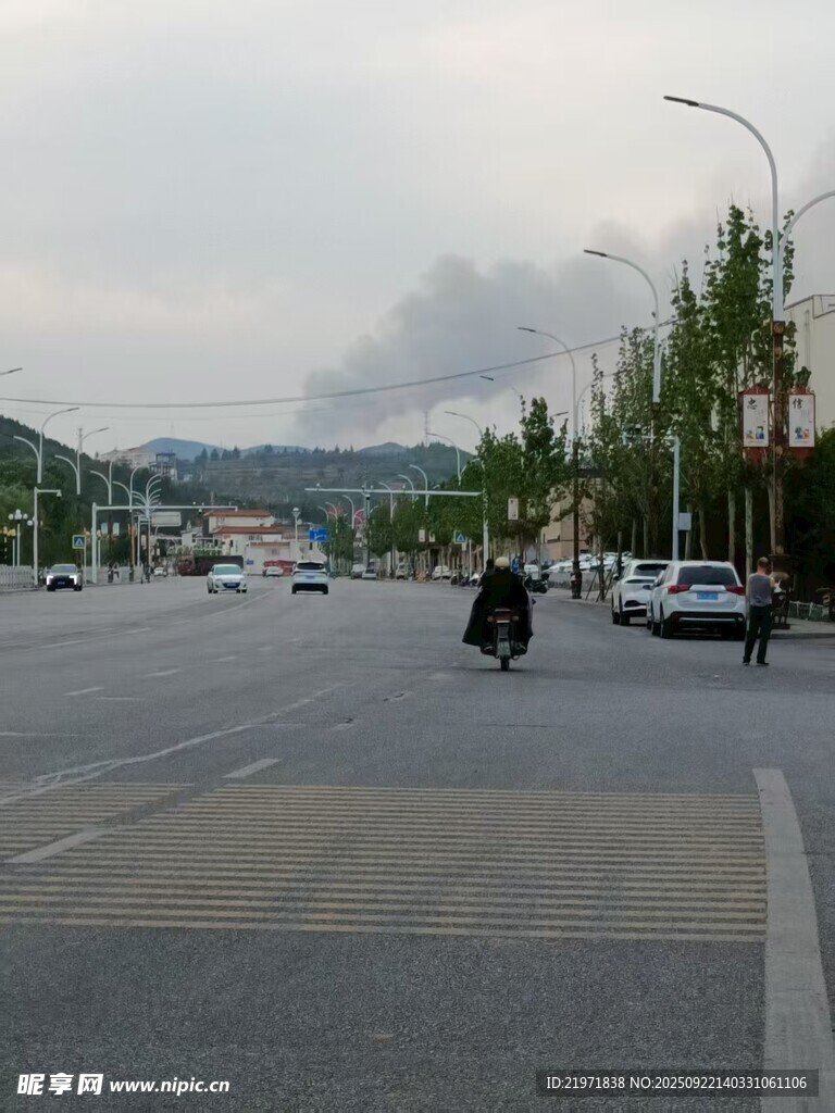 城市街道上的騎行景象