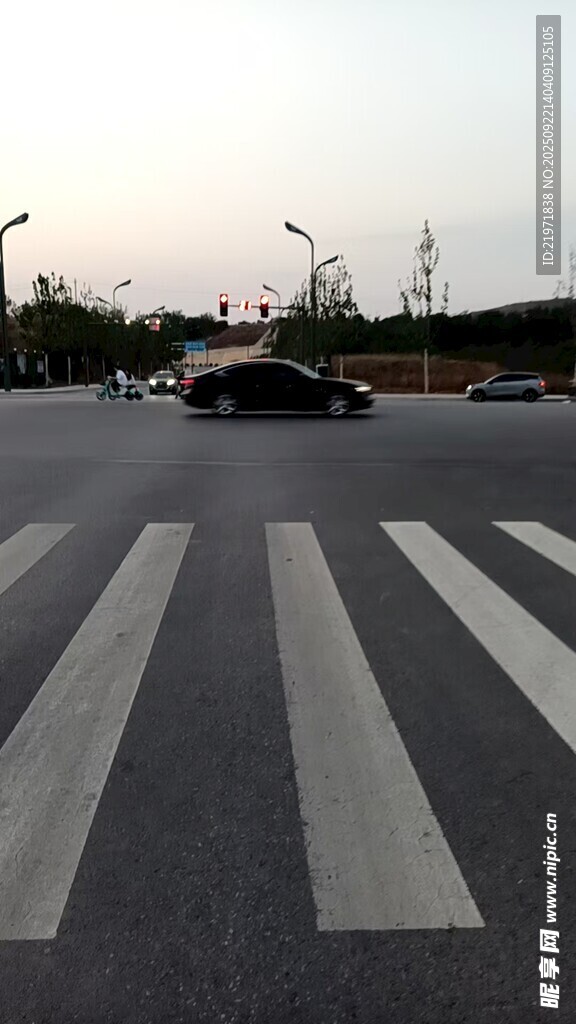 城市道路上的斑馬線場景