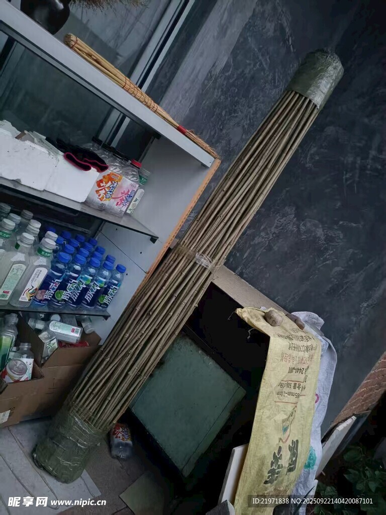 雜亂物品堆放場景
