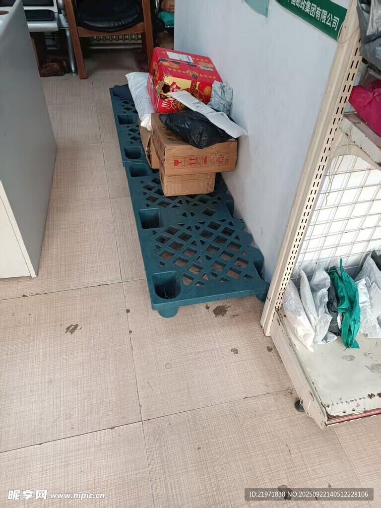 倉庫角落的貨物存放場景