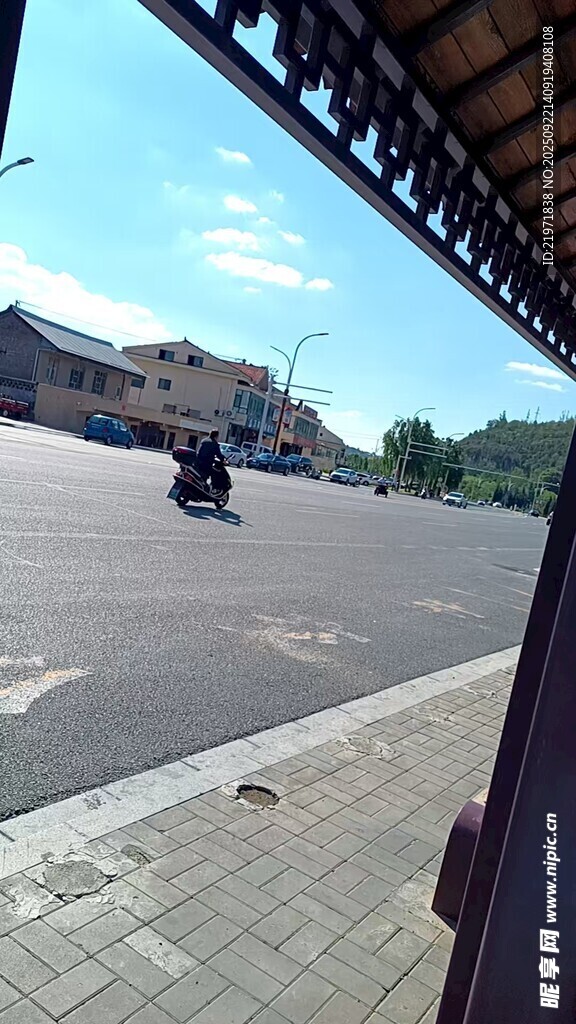 道路上行駛的摩托車