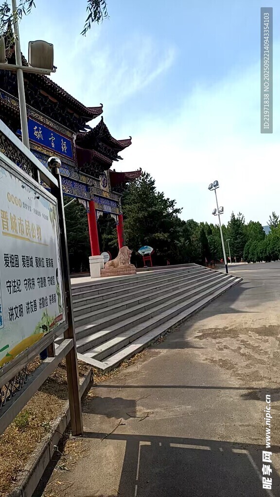 古建旁的鐵路道口
