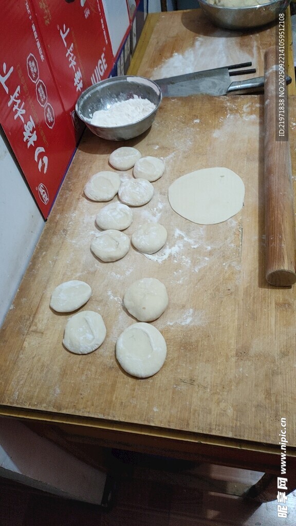 手工搟制餃子皮場(chǎng)景