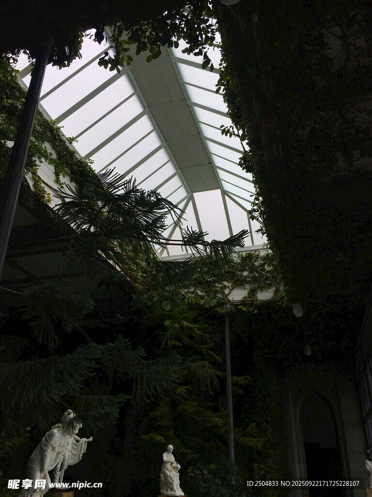 溫室中的綠植與雕塑景觀