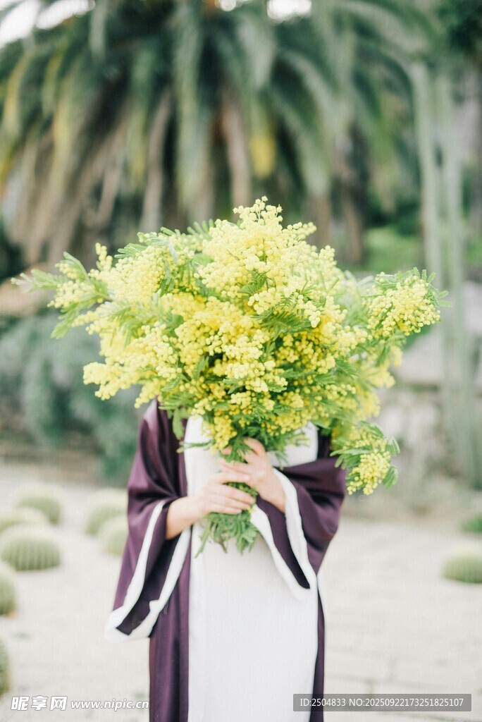 手持黃綠花束的優(yōu)雅身影