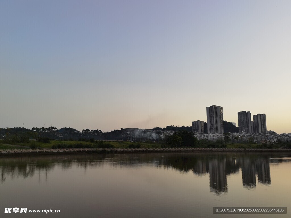 湖畔城市黃昏美景