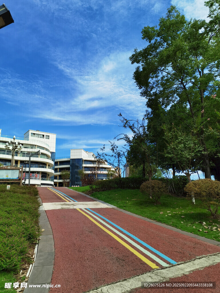 校園多彩步道與建筑風(fēng)景
