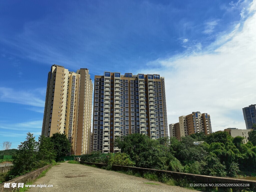 城市道路旁的高層住宅樓