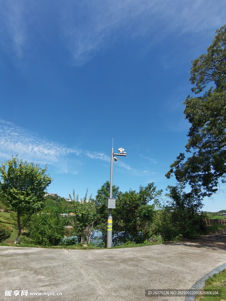 戶外開(kāi)闊場(chǎng)地與綠植藍(lán)天