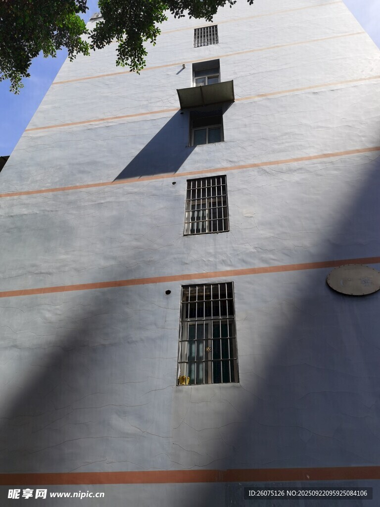 灰白墻面帶窗建筑外觀