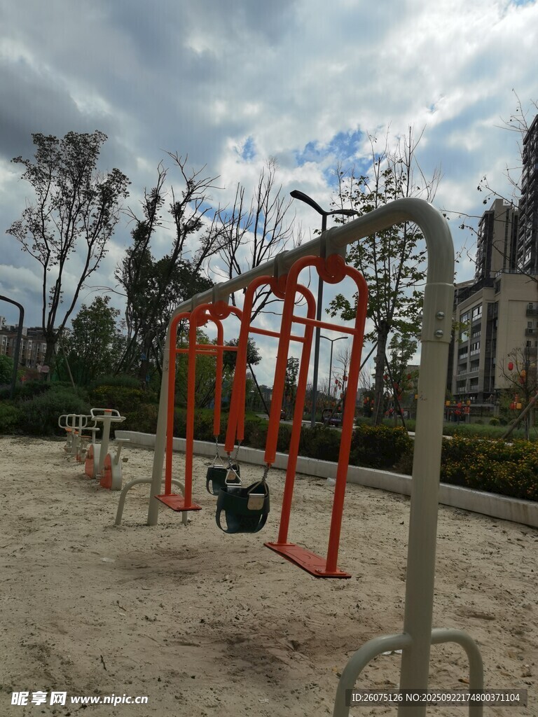戶(hù)外沙地中的健身器材