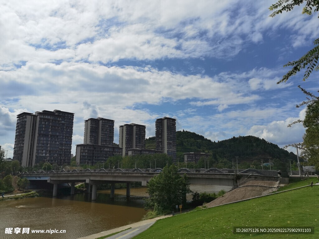 河畔高樓與藍(lán)天白云美景