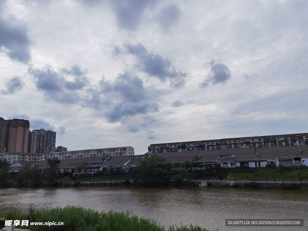 城市河畔風景