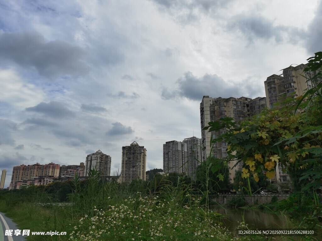 城郊廢棄建筑與自然景觀