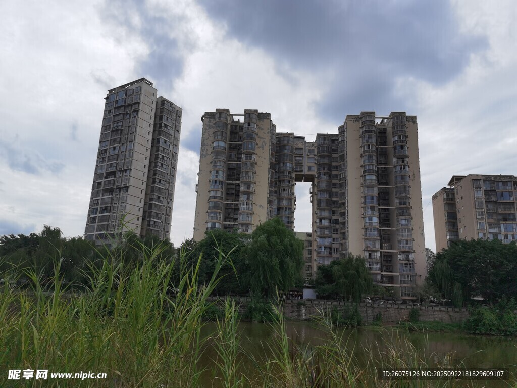 荒廢高樓與草地景觀