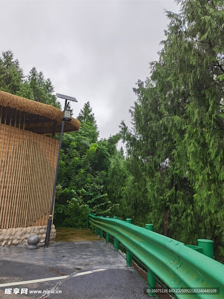 山林旁的小屋與綠色護(hù)欄