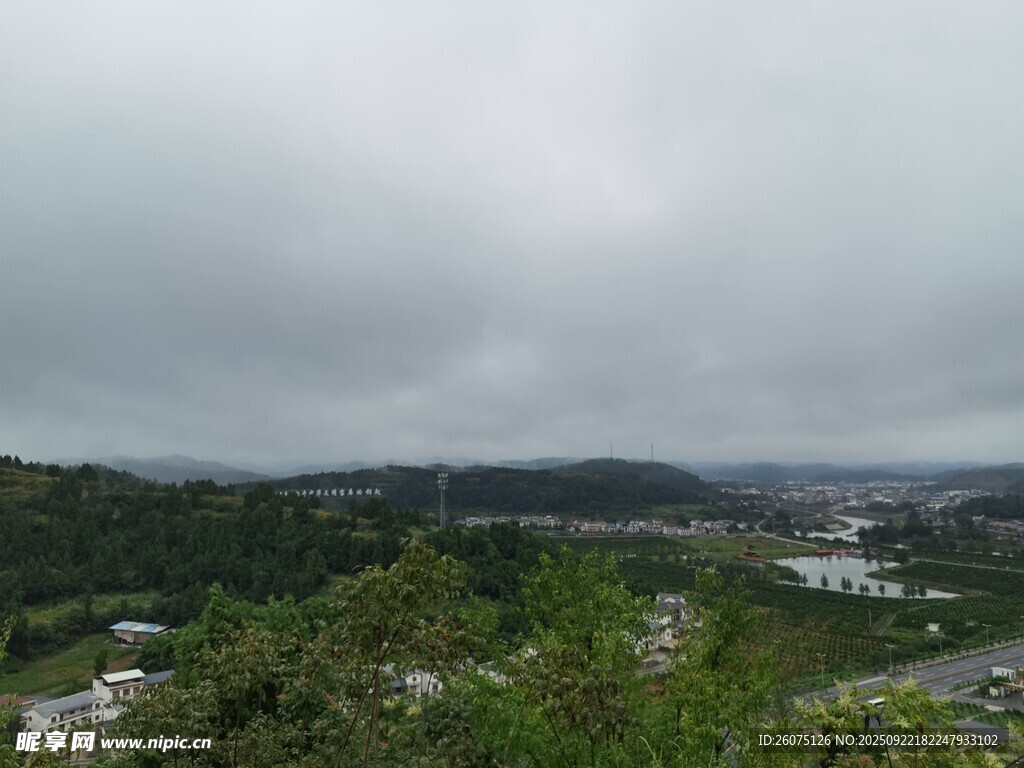 山間云霧繚繞的風景