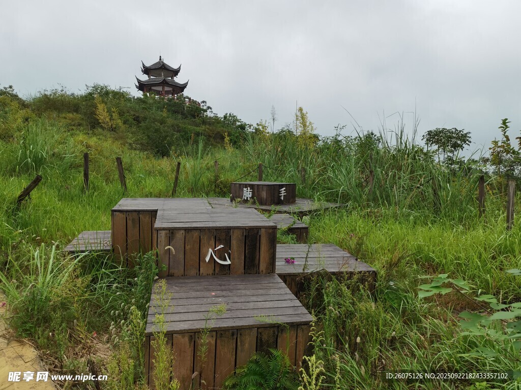 山間木質(zhì)觀景臺與古建筑