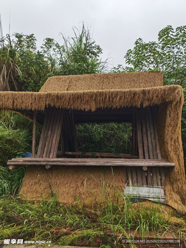鄉(xiāng)村茅草小屋自然質(zhì)樸風(fēng)
