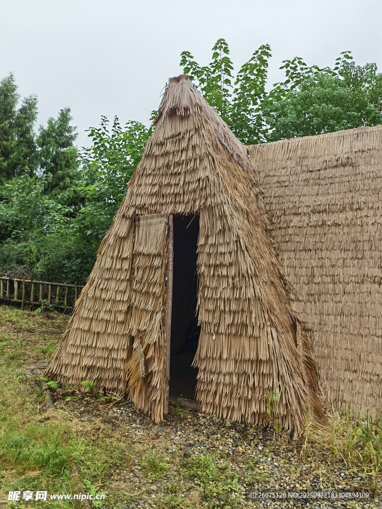 鄉(xiāng)村茅草小屋