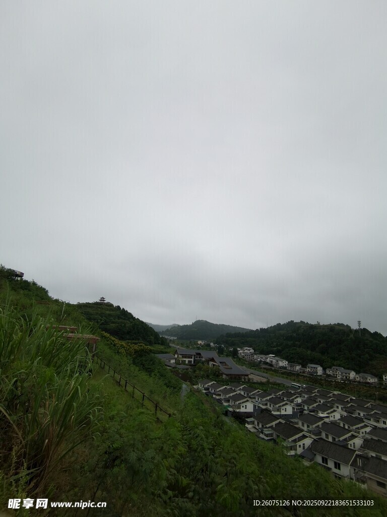陰天山坡下的村落景觀
