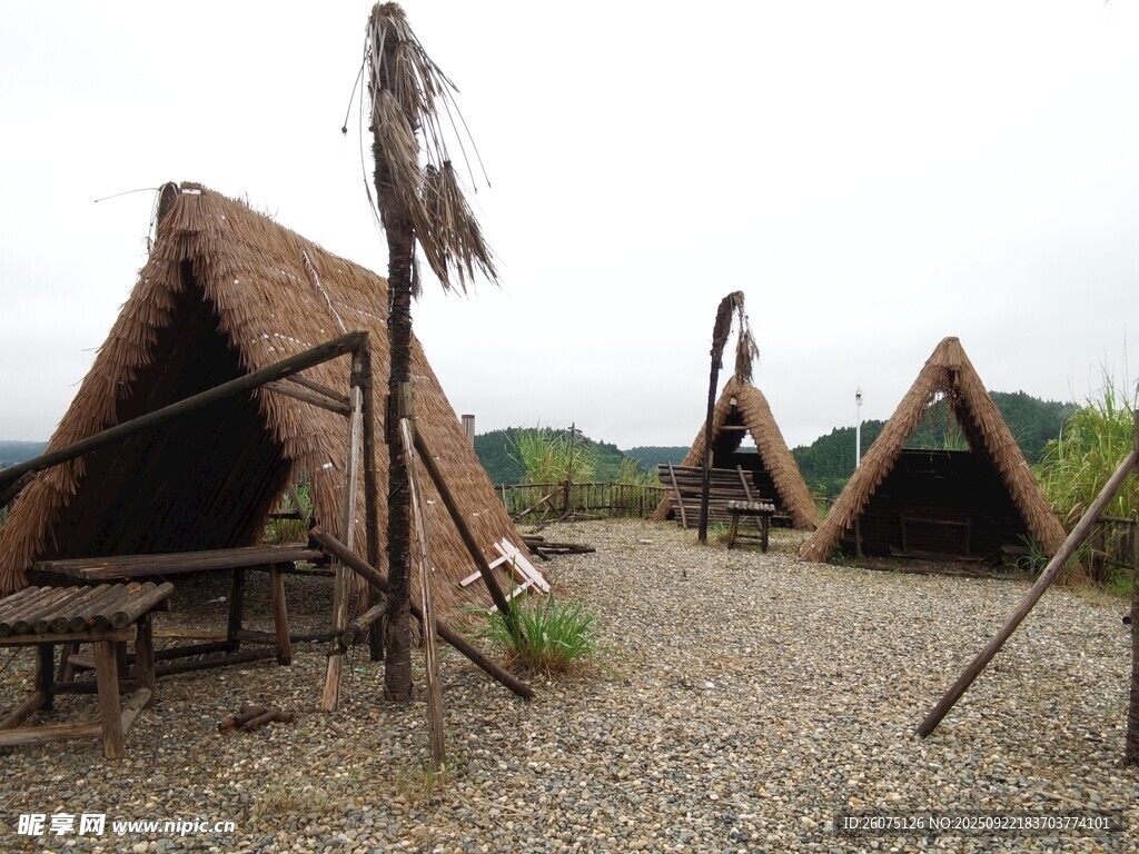 戶外原始風格草頂小屋