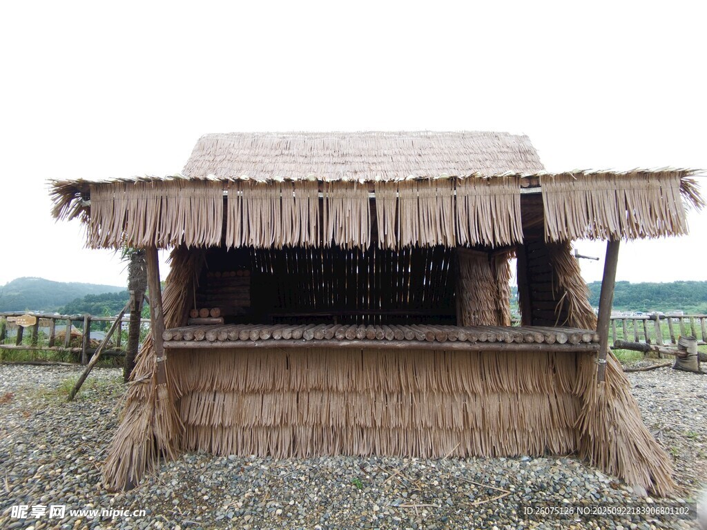 鄉(xiāng)村茅草小屋