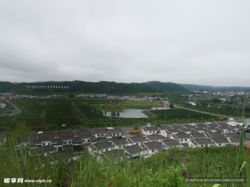 俯瞰云霧中的城鎮(zhèn)景觀