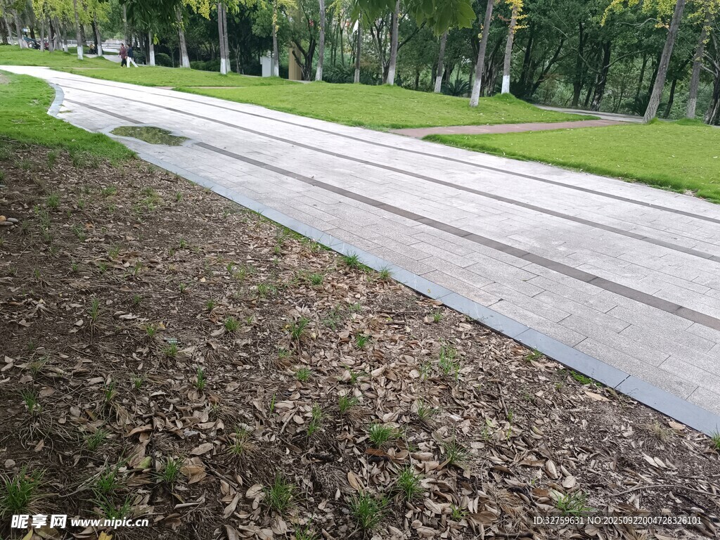 公園中鋪設(shè)的水泥步道