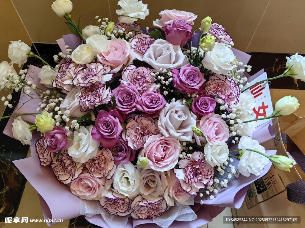 多彩玫瑰手捧花束